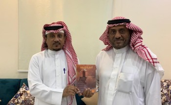 بالفيديو الدكتور ضيف الله مهدي يزور الأستاذ حمد كميت في منزله في بيش