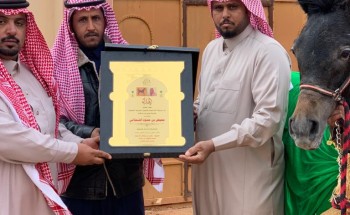 مهر عربي اصيل يُهدى من محمد بن داموك للشاعر معيض العنزي كعرفان وثبات صداقة بينهما