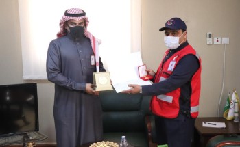 مدير عام الهلال الأحمر بالجوف يكرم بعض الموظفين المميزين