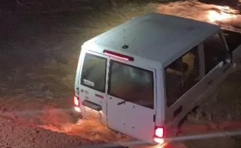 كادت أن تجرفها .. شاهد: سائق سيارة ينجو بأعجوبة بعد غرق مركبته في السيول بحائل