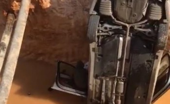 بالفيديو: انزلاق مركبة في حفرة كبيرة بوجهها لأسفل