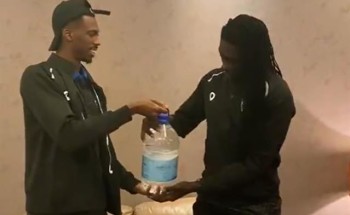 بالفيديو: نجم الهلال يهادي غوميز “ماء زمزم” وتمنى أن يعتنق الإسلام .. شاهد : ردة فعله!