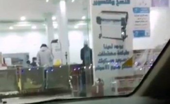 بالفيديو: ولي أمر طالبة ذهب لشراء ملزمة لـ”ابنته” وأراد دفع قيمتها .. فكانت المفاجأة من المعلمة تنتظره!