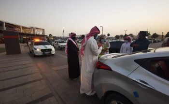 الموارد البشرية تضبط عمالة وافدة يعملون في تطبيق لتأجير المركبات بمعرفات سعودية