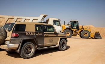ضبط أشخاص يقومون بنهل الرمال وتجريف التربة في الرياض