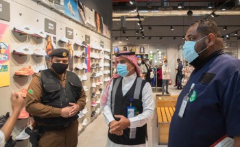 صحة الرياض بالتعاون مع أمانة الرياض والجهات الأمنية تكثف الجولات الرقابية لرصد مخالفات الإجراءات الاحترازية في المراكز التجارية