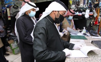 رئيس بلدية محافظة القريات يتفقد عدداً من المنشآت التجارية للتأكد من تطبيق الإجراءات الاحترازية