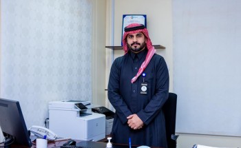 الصافي يسلم الموظف احمد البذالي شكر وإهداء معالي وزير الصحة