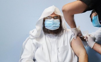 بالفيديو.. “السديس” يتلقى الجرعة الأولى من لقاح “كورونا”.. ويؤكد: لا مجال للشائعات حول اللقاح