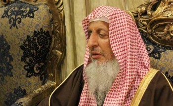 نيابة عن المؤذن .. شاهد: مفتي عام المملكة يرفع الأذان من جامع الإمام تركي بن عبدالله بالرياض