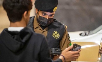 شرطة منطقة الجوف تتابع تطبيق بالإجراءات الاحترازية