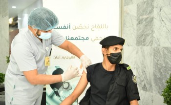الخدمات الطبية تقدم لقاح فيروس “كورونا” لمنسوبي مركز العمليات الأمنية الموحدة (911) بمنطقة الرياض
