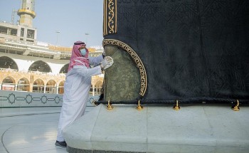 منها تلميع حِجرِ إسماعيل عليهِ السلام وتطيب الحجر الأسود .. شؤون الحرمين: استخدام أحدث التقنيات في تعقيم وتنظيف الكعبة