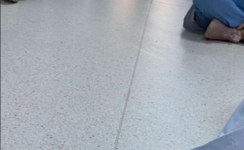 صورة لطالبات جامعة جازان يؤدين الاختبارات جلوساً على الأرض وفي الممرات.. و”الجامعة” تعتذر وتحقق