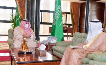 أمير تبوك يستقبل مدير الشؤون الصحية بالمنطقة