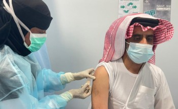 منسوبو ومنسوبات تعليم النماص يتلقون لقاح كوفيد19