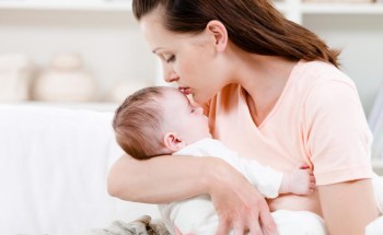 بالفيديو .. نصيحة هامة من استشارية أمراض معدية بشأن تقبيل الأطفال أو مصافحتهم
