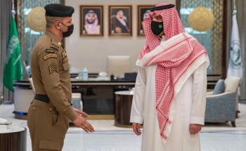 بالصور: وزير الداخلية يستقبل رجل الأمن الذي منع مقتحم منبر الحرم المكي أثناء خطبة الجمعة