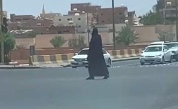 شاهد: مواطنة تنظم المرور بعد تعطل الإشارة في عرعر .. وتكشف  سبب ما قامت به