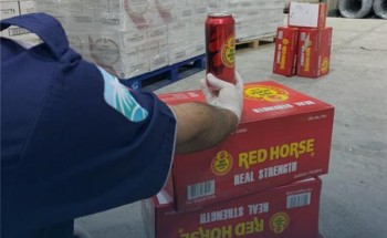 كانت مخبأة في إرسالية زيت زيتون .. شاهد: الجمارك تحبط محاولة تهريب أكثر من 21 ألف زجاجة من الخمور و240 علبة بيرة