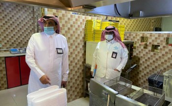 رئيس بلدية بقيق يشارك الفرق الرقابية في حملة لتفعيل مبادرة ” ممتثل “