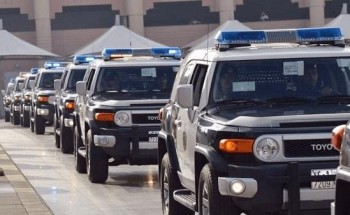 بعد تداول فيديو لهما .. القبض على مواطنين لم يمتثلا لطلب رجل الأمن باستيقافه لهما وهربا من الموقع