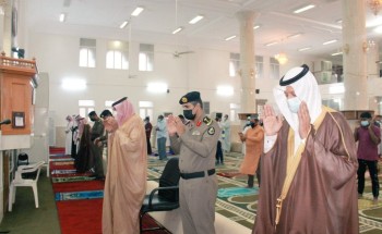 وسط إجراءات احتزازية.. محافظ صامطة يؤدي صلاة عيد الفطر المبارك بجامع العليا