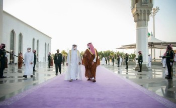 الهيئة الملكية تلون آثار ومعالم العلا بالبنفسج