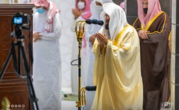 وسط منظومة متكاملة من الخدمات المصلين يؤدون صلاة التراويح والتهجد لليلة ختم القرآن الكريم بالمسجد الحرام