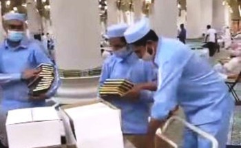 بعد رفعها العام الماضي احترازياً.. إعادة المصاحف إلى المسجد الحرام والمسجد النبوي (فيديو)