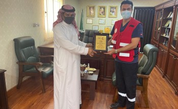 مدير هلال الجوف يكرم العنزي لمباشرته إسعاف المصابين