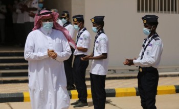 كشافة يُفاجئون قائدهم بممر شرفي في يوم تقاعده 