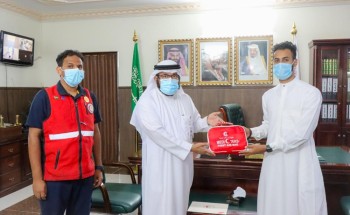فرع هيئة الهلال الأحمر بجازان تكرم الاخصائي عزي بقال ” منقذ المصاب بوادي لجب