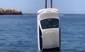بالفيديو: رافعة تنتشل سيارة سقطت في البحر بالوجه