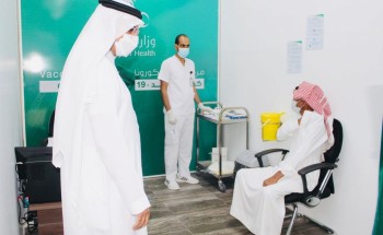 مدير تعليم تبوك يزور مركز اللقاحات في قاعة الأمير فهد العلمية ويلتقي بمنسوبي التعليم