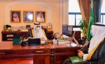 أمير تبوك يطلع على تقرير عن سير العمل بمراكز اللقاحات بالمنطقة