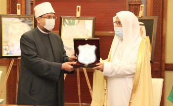 الأوقاف المصرية تقدم درعها لوزير الشؤون الإسلامية  نظير جهوده في تجديد فهم الخطاب الديني ونشر الوسطية والاعتدال