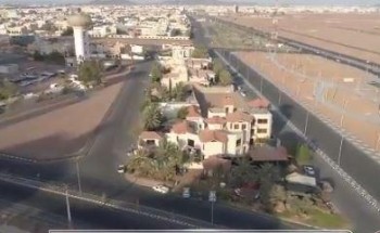 حوله إلى مضيف لعابري السبيل .. المواطن “نايل الشمري” يزيل حواجز منزله المجاور لجبل أجا المكتوب عليه “أهلا بكم في حائل”