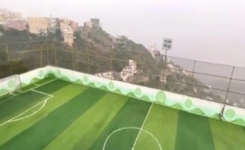 بتكلفة 900 ألف ريال .. بالفيديو: مواطن يحول سطح منزله إلى ملعب كرة على قمم جبال فيفاء