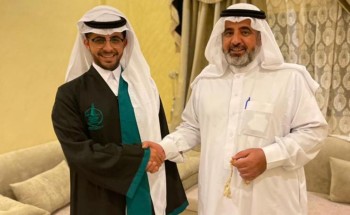 خالد آل ظافر يحتفل بتخرجه من جامعة جازان في القانون العام