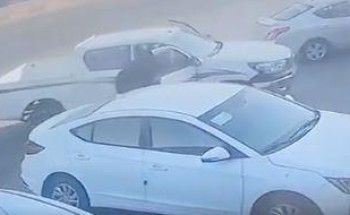 بالفيديو: شاب ينقذ عائلة انزلقت سيارتهم إلى طريق سريع في حفر الباطن