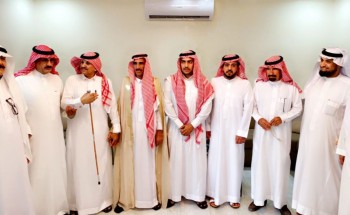 بالفيديو: الشيخ نايف بن حمدان المرواني الجهني، شيخ المقبل من جهينه يزور الشاعر عمير العجوني في ديوانه بـ”حائل”