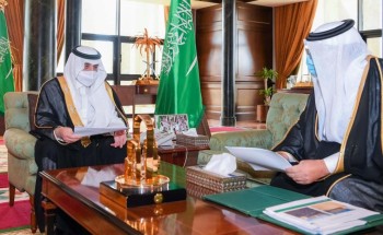 أمير تبوك يطلع على جهود أمانة المنطقة في مبادرة معالجة التشوهات البصرية