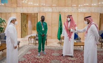 ولي العهد يلتقي اللاعب طارق حامدي الحائز على الميدالية الفضية في أولمبياد طوكيو 2020