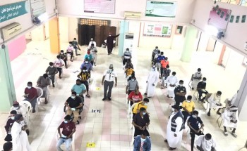 بالصور… إقبال كبير من طلاب وطالبات مكتب تعليم بيش لأخذ لقاح كورونا