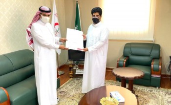 مدير الهلال الأحمر بالجوف يكرم بعض مدراء الإدارات بالفرع