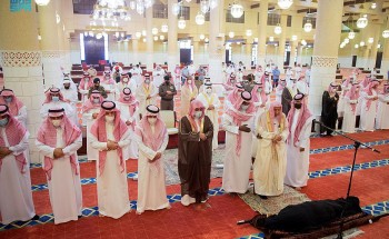 سمو أمير الرياض بالنيابة يؤدي صلاة الميت على الأميرة العنود بنت مشاري بن عياف آل مقرن