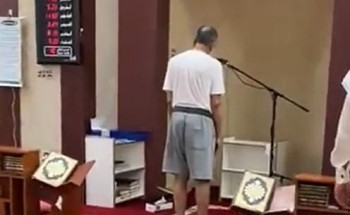 أثار جدلًا في الكويت .. شاهد: رجل يرفع الأذان داخل المسجد وهو يرتدي شورت وفانلة بيضاء