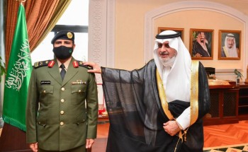 أمير تبوك يقلد مدير السجون بالمنطقة رتبته الجديدة