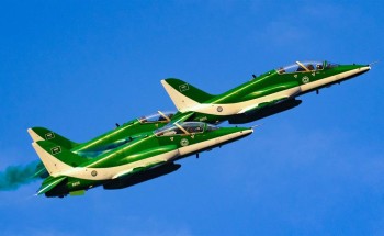 أظهروا مهارة وبراعة وجاهزية احترافية .. شاهد: فريق “صقور السعودية” يعانقون السحاب في سماء جدة بمناسبة اليوم الوطني الـ 91